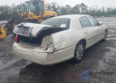 2004 Lincoln Town Car Ultimate from USA, damaged, VIN 1LNHM83W54Y639922